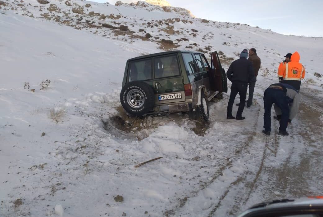 تردد در محورهای کوهستانی کردستان با زنجیر چرخ امکانپذیر است