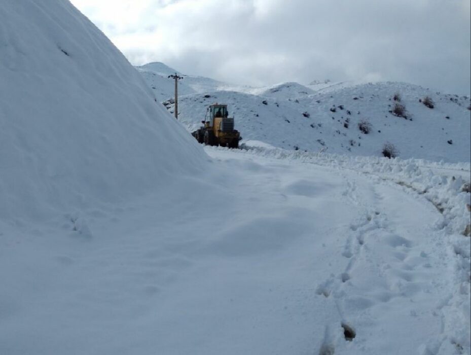 بارش سنگین برف راه ارتباطی ۸۵ روستای کردستان را بست