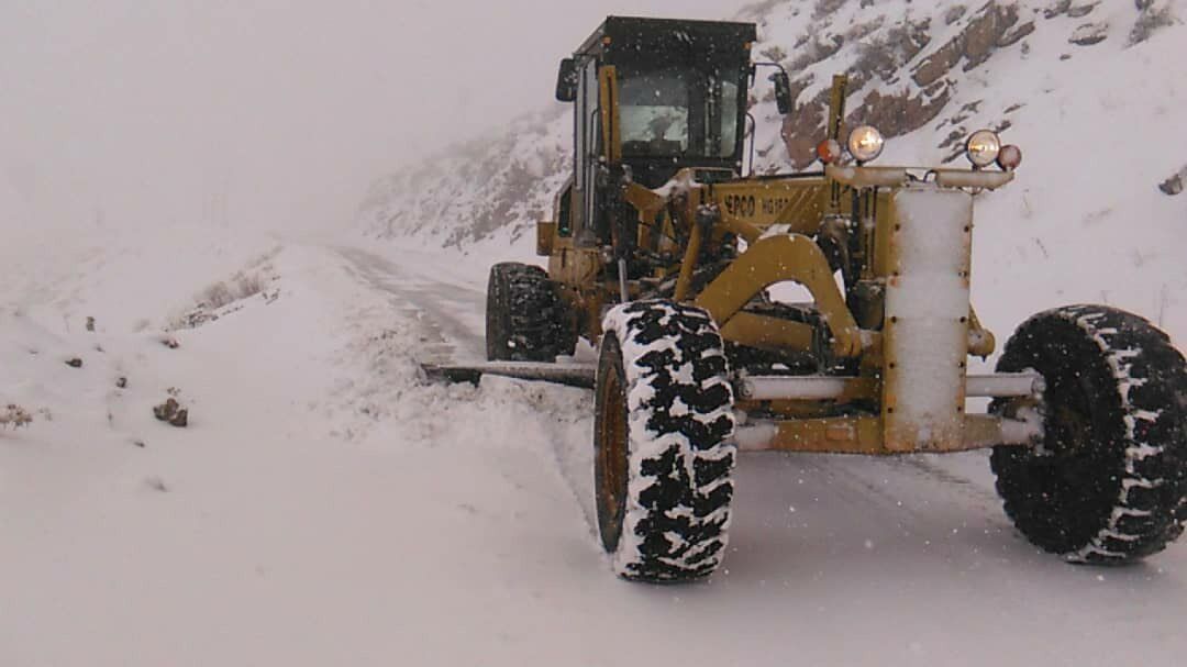 بارش برف راه ارتباطی ۴۵ راه روستای پاوه را مسدود کرد