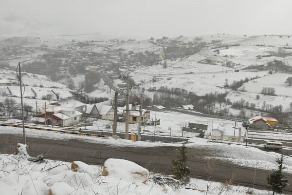 راه ارتباطی ۳۰ روستای شهرستان کوهرنگ به دلیل بارش برف مسدود شد