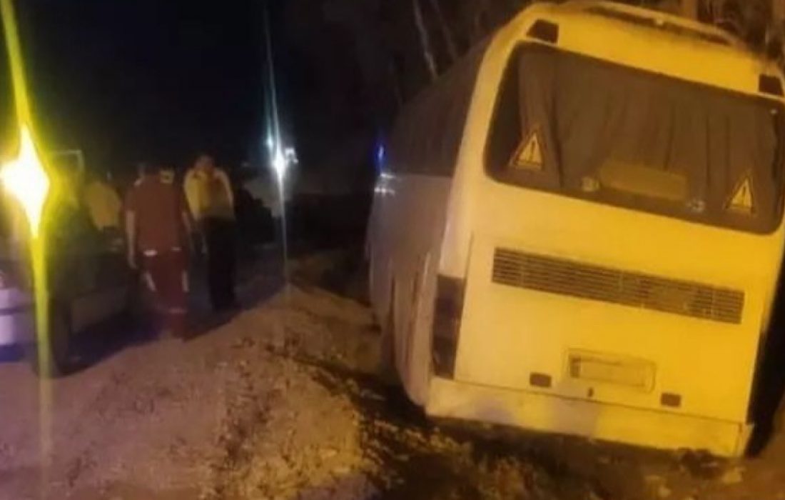 واژگونی اتوبوس حامل زائران کربلا در محور مهران/ ۸ نفر مصدوم شدند
