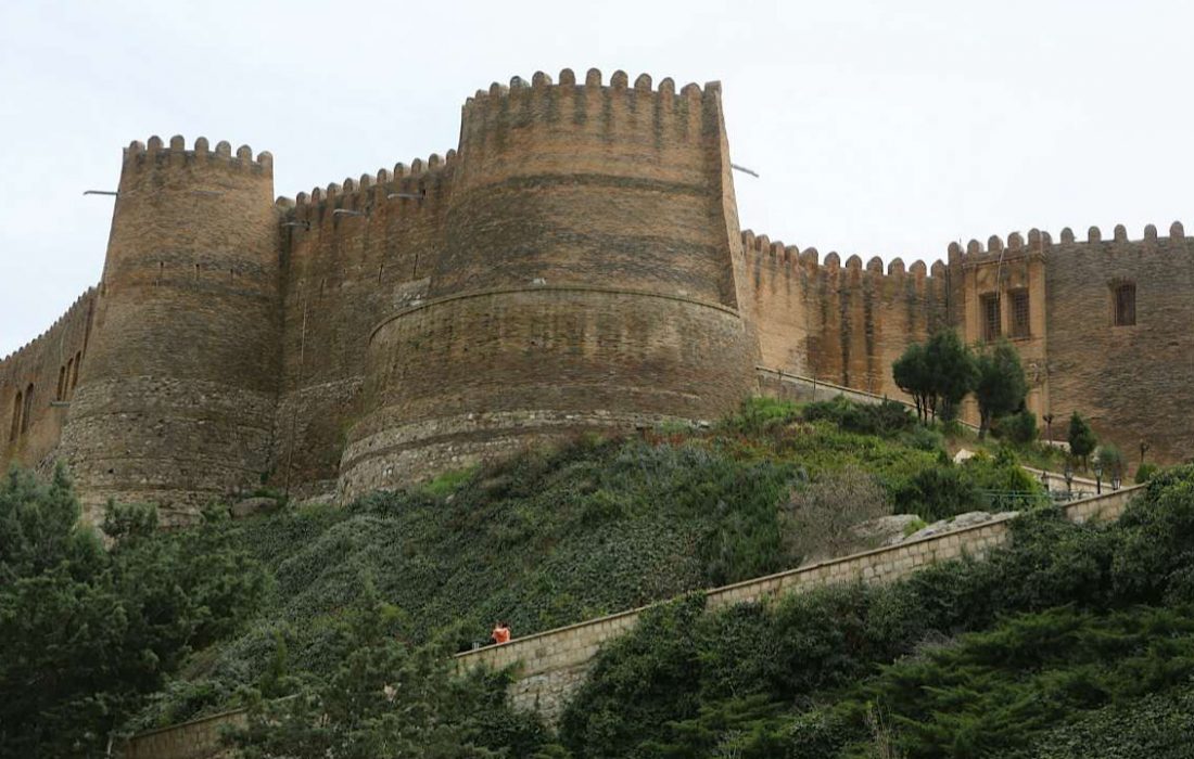 کابل‌کشی در دیواره‌های قلعه تاریخی “فلک الافلاک” خرم‌آباد/ ماجرا چیست؟