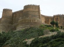 کابل‌کشی در دیواره‌های قلعه تاریخی “فلک الافلاک” خرم‌آباد/ ماجرا چیست؟