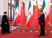 انتقاد روزنامه «جمهوری اسلامی» از سفر رئیسی به چین: پکن «وعده سر خرمن» داد / فردای پایان سفر، دلار به ۴۶ هزار تومان رسید