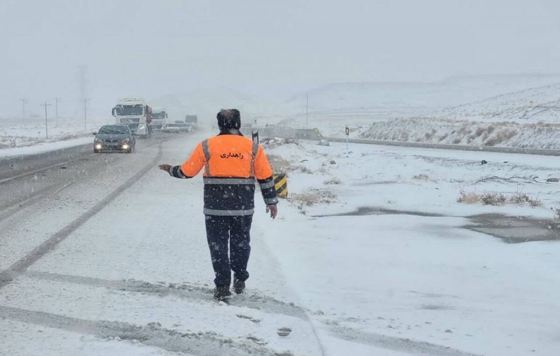 راهداران چهارمحال و بختیاری به ۳۵۰ خودرو گرفتار در برف امداد رسانی کردند