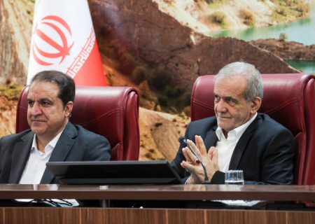 ما با آمریکا و اروپا بر اساس سیاستی که مقام معظم رهبری دارند، گفت‌و‌گو می‌کنیم/ سر خم نمی کنیم