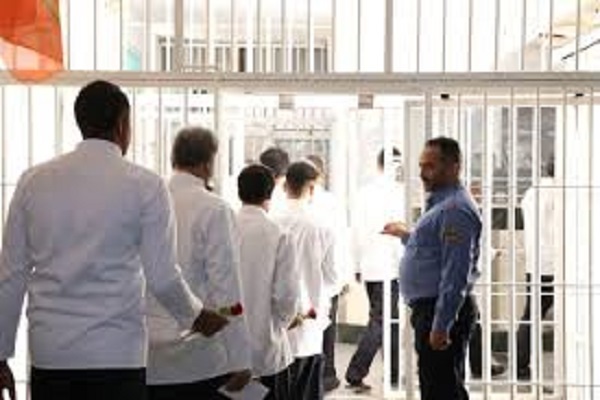 ۵۳ زندانی ایلامی به آغوش خانواده بازگشتند
