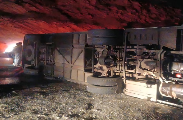 واژگونی اتوبوس در محور ایلام – سرابله/ اعزام ۵ تیم عملیاتی هلالاحمر