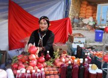 برگزاری شکرانه برداشت انار در روستای ساتیاری پاوه/رویدادی برای پاسداشت فرهنگ اصیل اورامان