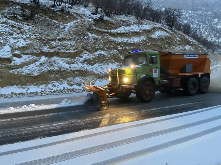 برف‌روبی ۳۰۶ کیلومتر از جاده‌های ایلام/ راه‌ها باز است