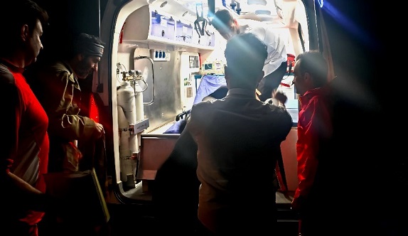 نجات مصدوم ۵۴ ساله عقرب‌گزیده در ارتفاعات کالکی مورموری آبدانان