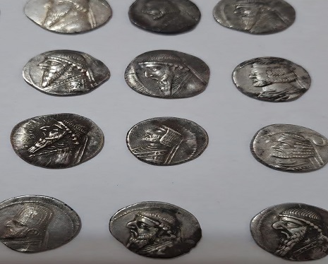کشف ۱۵ سکه نقره تاریخی دوره اشکانی در دره‌شهر
