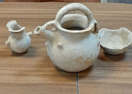 اهدای سه شیء تاریخی مربوط به عصر آهن به اداره‌کل میراث‌فرهنگی استان ایلام