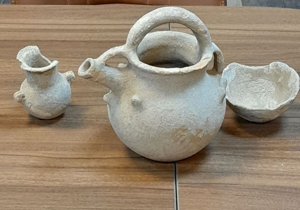 اهدای سه شیء تاریخی مربوط به عصر آهن به ادارهکل میراثفرهنگی استان ایلام